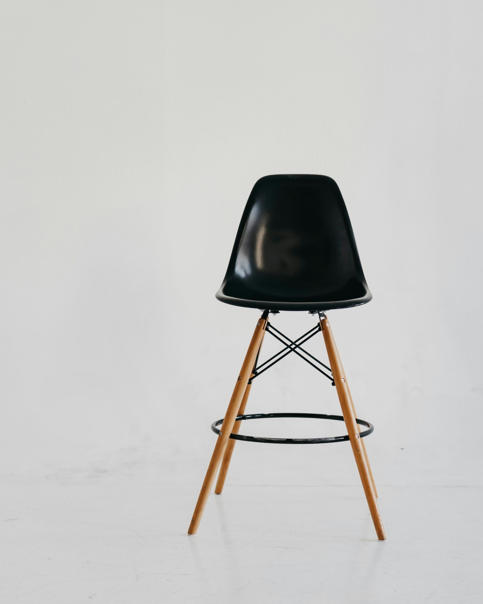 Silla de diseño con patas de madera